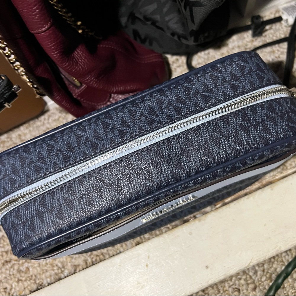 COPY - Micheal Kors LG crossbody - Picture 2 of 3